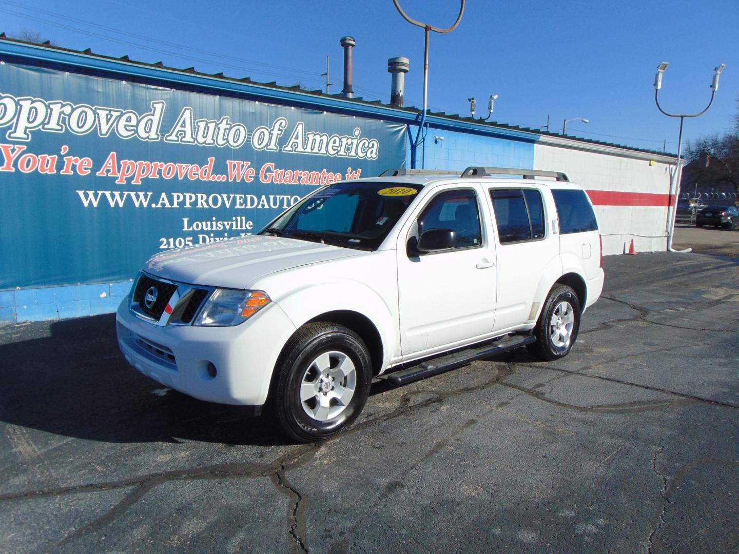 2010 White Nissan Pathfinder (5N1AR1NN7AC) with an V6 4.0 Liter engine, Automatic, 5-Spd w/Overdrive transmission, located at 2105 Dixie Hwy, Louisville, KY, 40210, (502) 772-3333, 38.220932, -85.795441 - Photo#3